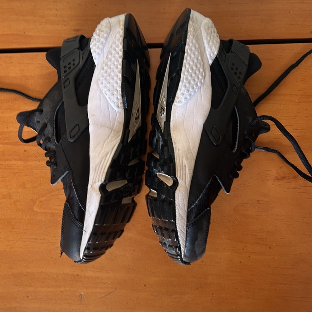 Nike Hurache women’s size 8 black